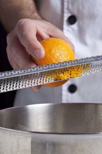 גרידת תפוז מוסיפה טעם לכל קינוח