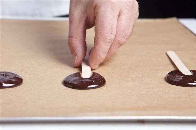 הכנת סוכריה על מקל משוקולד